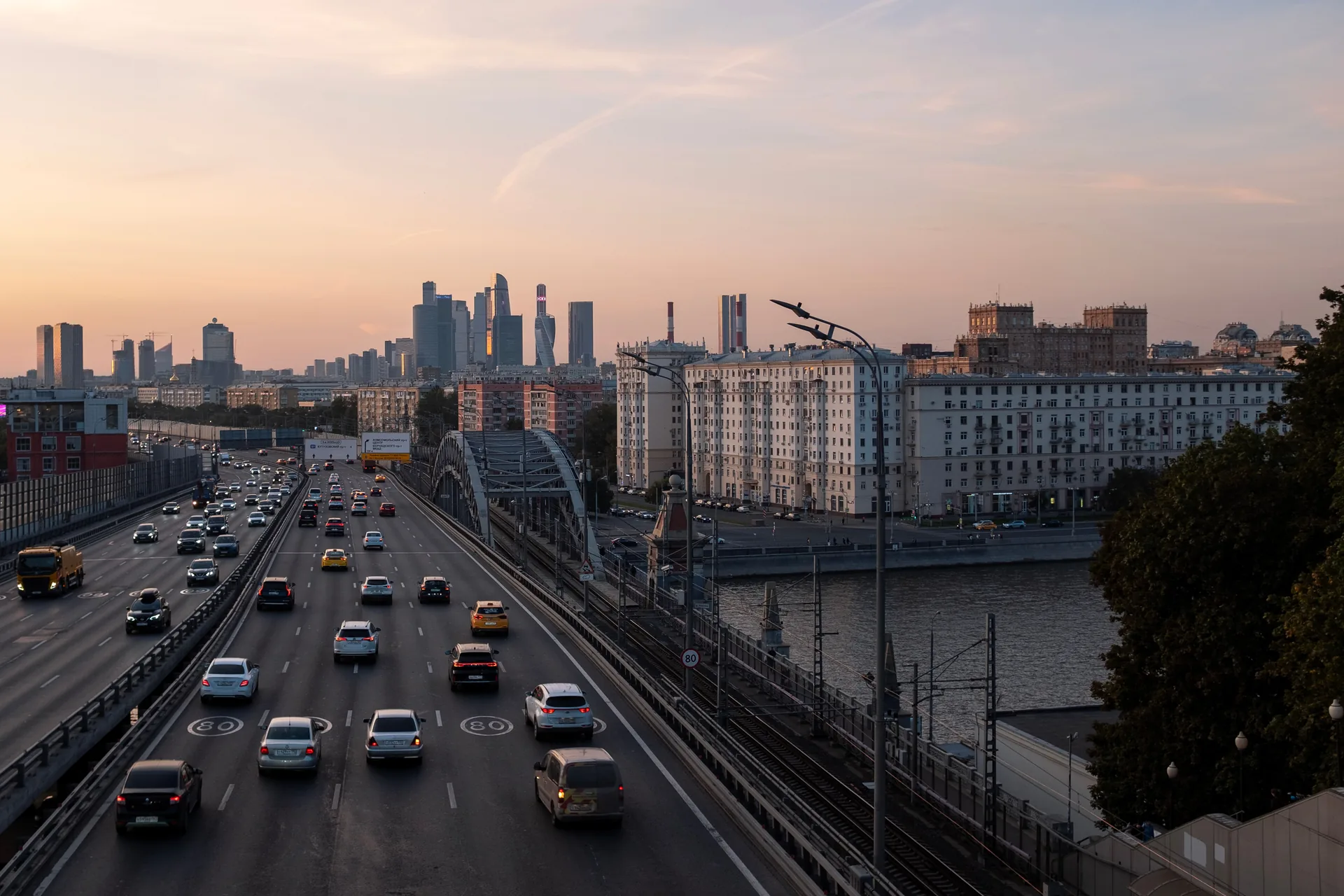 Дорога в городе на закате