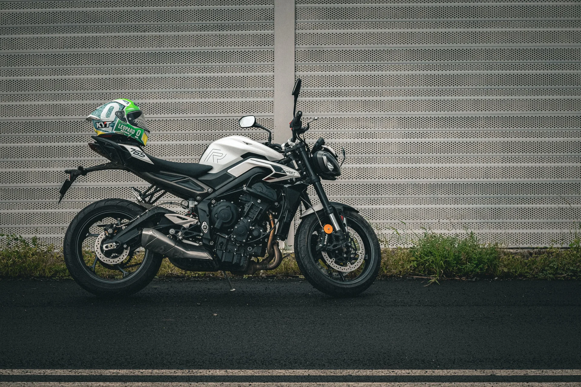 Мотоцикл Triumph с шлемом