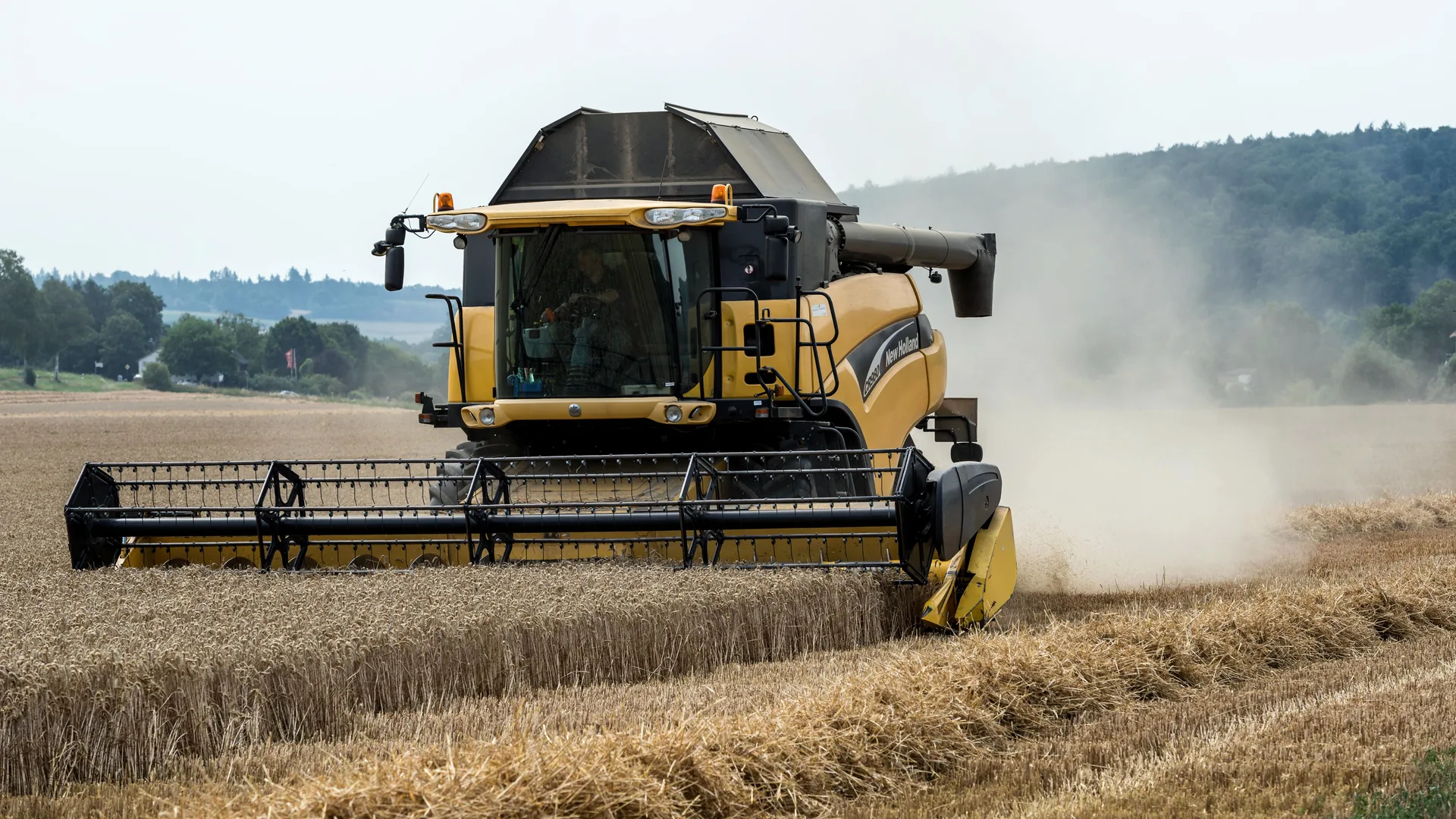 Комбайн New Holland на поле